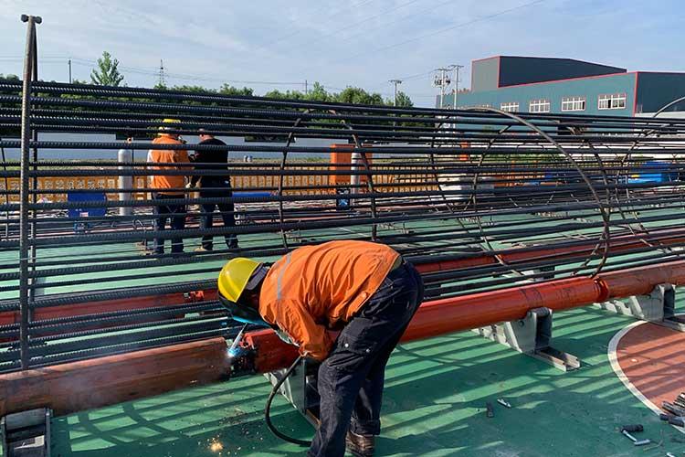 12米钢筋笼绕丝机广泛应用于大型桥梁，高速铁路，高速公路建设等领域的灌注桩施工