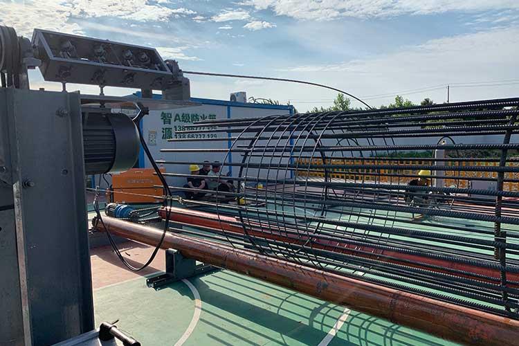 同时该设备独立施工不受各工序影响，不间断完成主筋箍筋焊接成型，绕筋过程施焊等全部过程